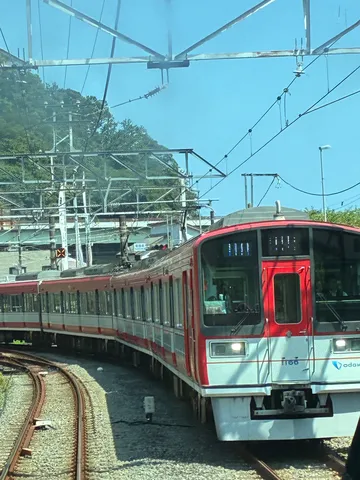 赤い車体と線路の旅情