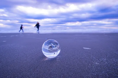 球体越しの海辺の冒険