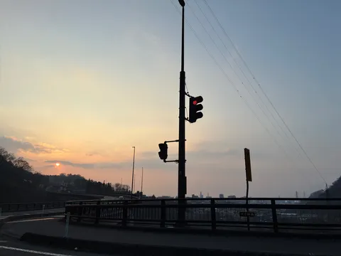 夕暮れの交差点、赤信号の静寂