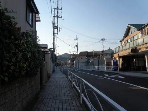 穏やかな日差しの街角