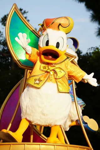 ドナルド、きらびやかな衣装で登場！