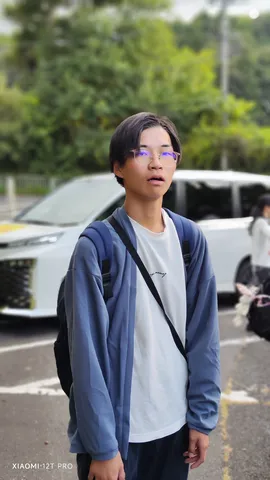 青いカーディガンと驚きの表情