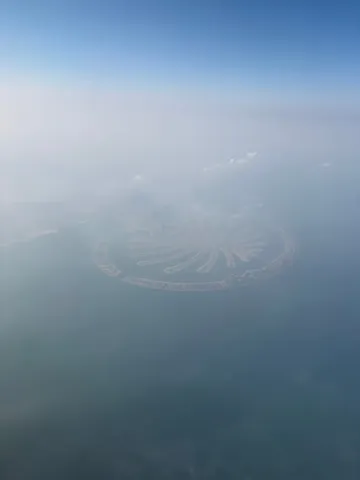 海に浮かぶ円形の島影
