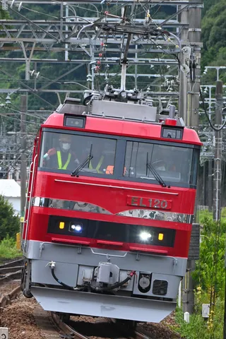 疾走する赤い巨獣、EL120