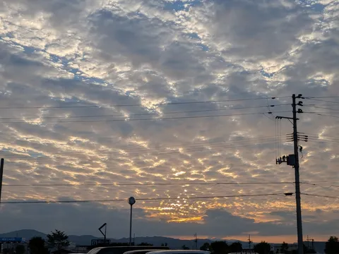 雲の絨毯と電線