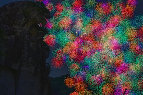 岩壁を染める光の宴