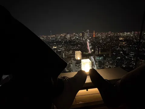 都会の夜景を望む、光と影のロマンチックな瞬間