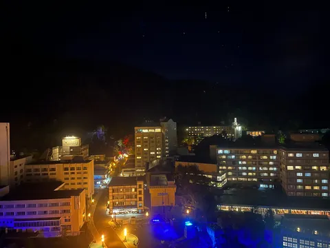 夜景と星空の街角