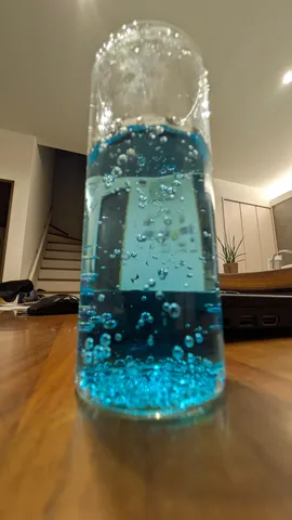 泡と青のコントラスト