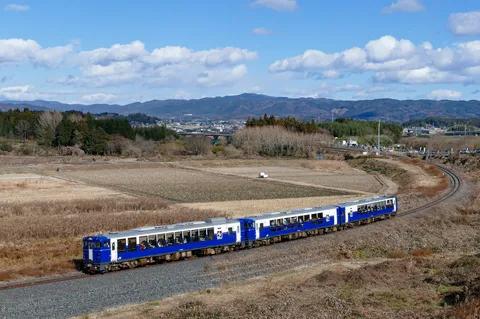 畑と青空、列車はどこへ？