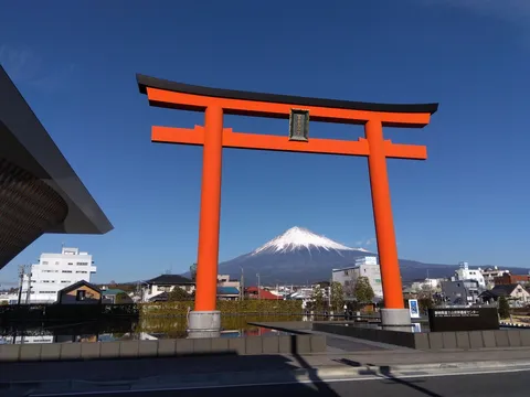富士山と鳥居、都会のコントラスト