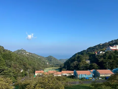 青い空と海が見える山間の集落