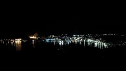 夜の灯りが揺れる港