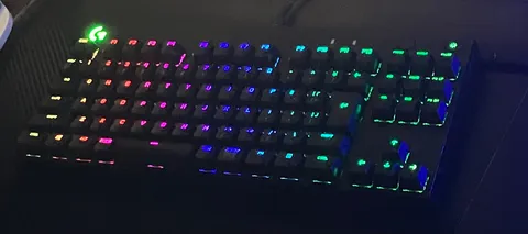光り輝くゲーミングキーボード