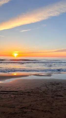 沈む夕日と静かな海岸