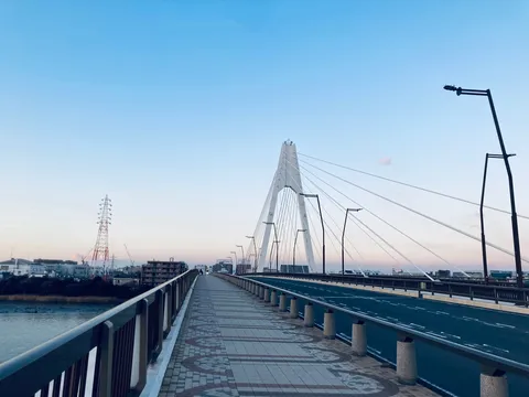 未来へ続く、橋上の灯火