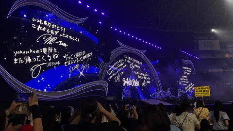 光と文字が織りなす夜のステージ