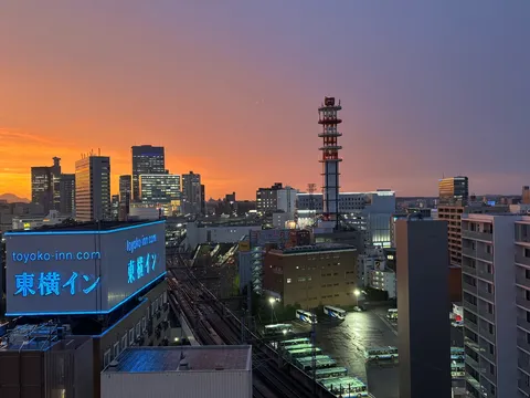 夕暮れを走る街の灯