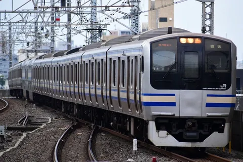 カーブをゆく銀色の列車