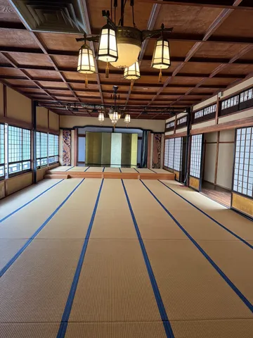 静寂に満ちた畳の舞台