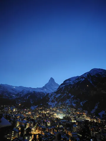 紺碧の空と光の粒、マッターホルンの麓の夜景