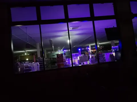 夜の店内に浮かぶ紫の光