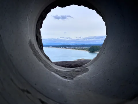 トンネル越しの青い海