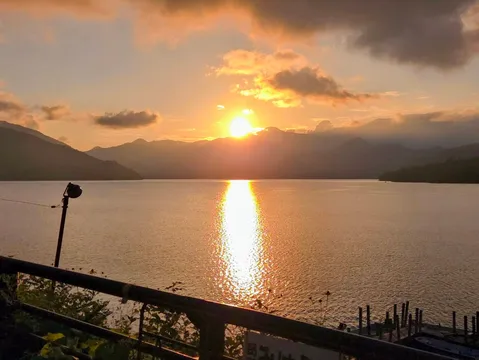 湖面に煌めく夕日の道