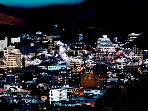 夜景に立ち昇る湯けむり