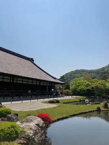 新緑と古刹、静寂の池泉