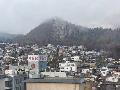雪化粧の温泉街、山並みの静寂