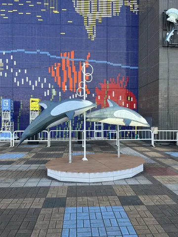 イルカがお出迎え！街角のファンタジー
