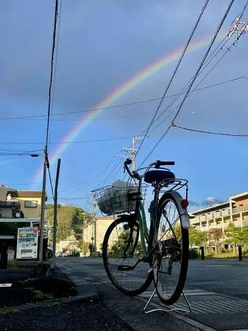 虹と自転車の街角風景
