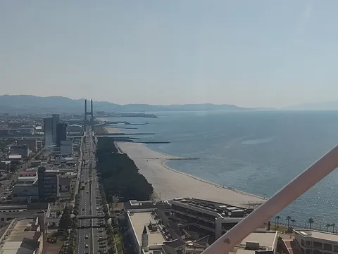 青い海と都会のコントラスト