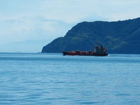 静かな海に浮かぶ船