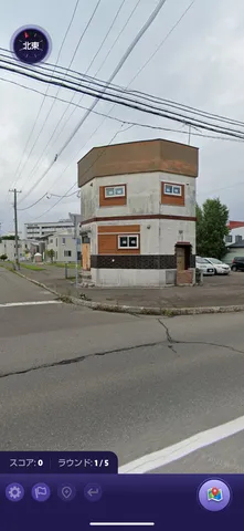 街角に佇むユニークな建物