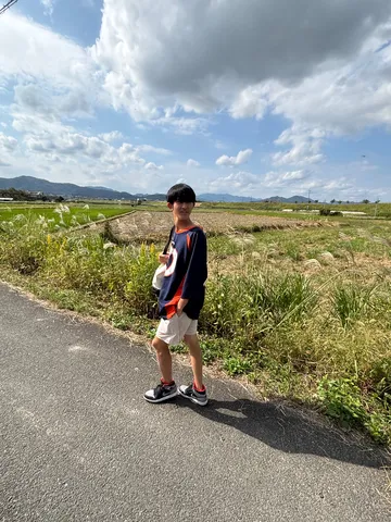 夏の終わりの風景と少年