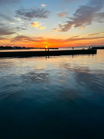 夕暮れの海辺、静かな時間