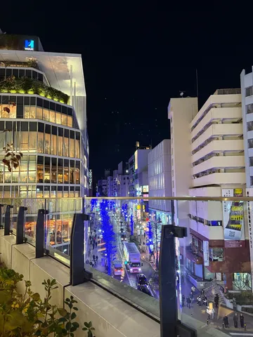 ネオンが誘う夜の都会散歩