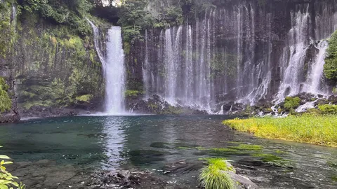 幾筋もの水が歌う緑の渓谷