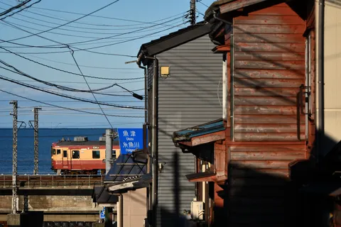海沿いを走る、懐かしきローカル線