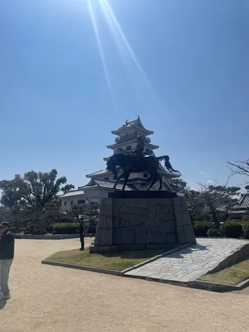 銅像と白壁の城、青い空