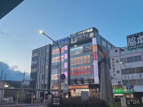 夜明け前のネオン街