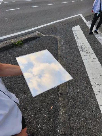 鏡に映る空、日常の断片