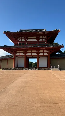 赤い木組みの時を迎える門