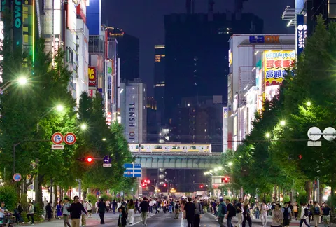 夜の街を駆ける光の列車