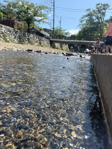 川底の石と水面のきらめき