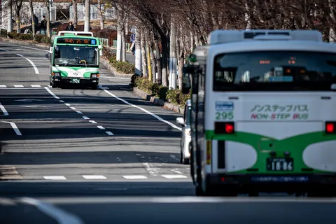 行き交うバス、都市の日常