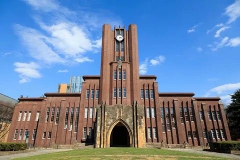 時計塔と青空のレトロ建築