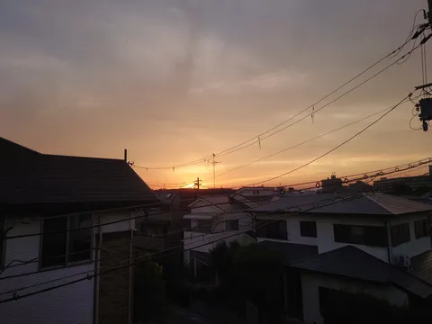 茜色の空、家並みのシルエット